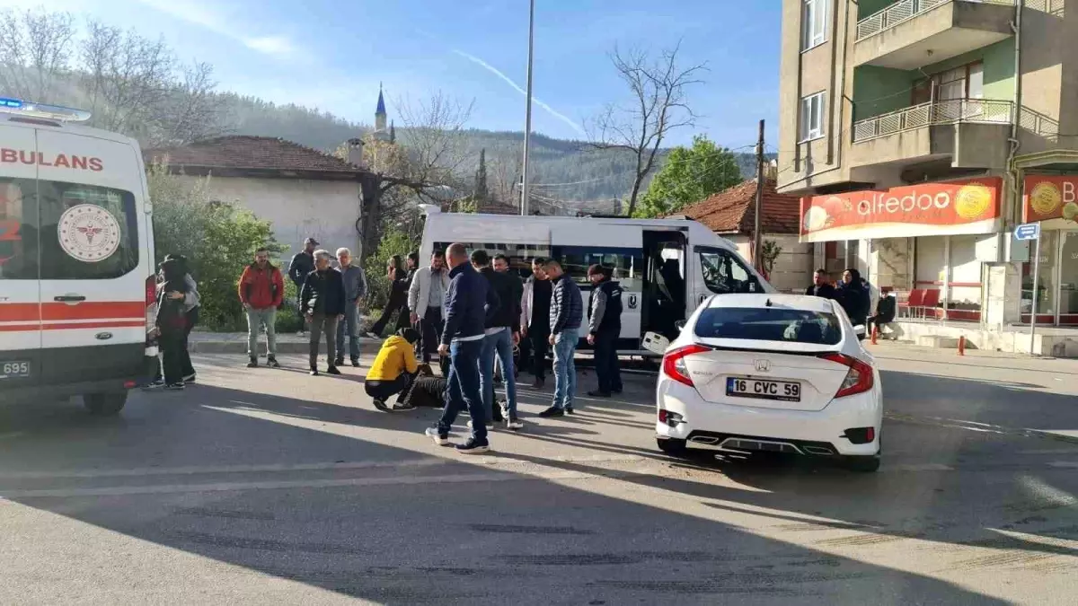 bucakta-okul-servisi-ile-otomobil-carpisti-6-yarali-wWsfNtAM.jpg