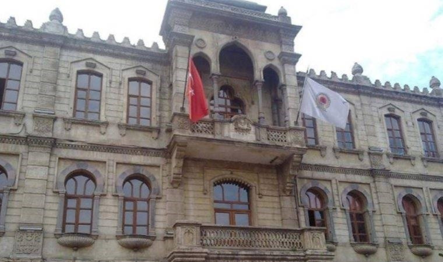eski-belediye-baskanindan-bayraklara-20-milyon-tl-jnWXagqS.jpg