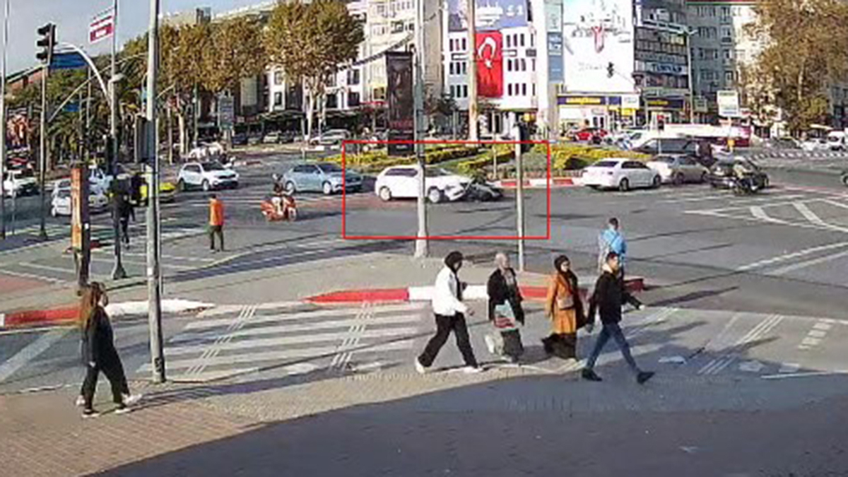 istanbul fatihte otomobilin carptigi motosikletin surucusu yaralandi TjMnPllg.jpg