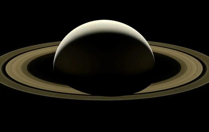 Satürn’ün Halkaları Sandığımızdan Çok Daha Geniş: Cassini Verileri Dev Bir “Hayalet Toz Halosu”na İşaret Ediyor