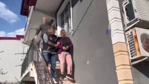 26-yil-cezasi-olan-firari-yatak-odasidaki-gizli-bolmede-yakalandi-EdhUbCiW