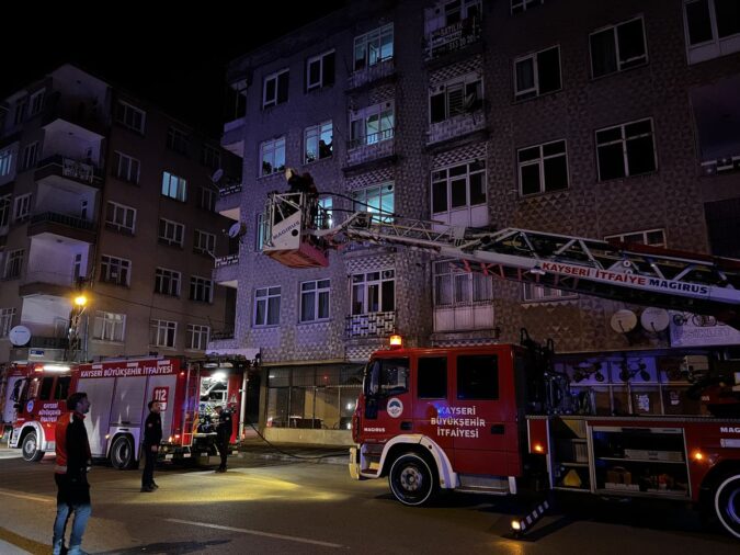 Kayseri’de 4 Katlı Binanın Bodrumunda Yangın Çıktı