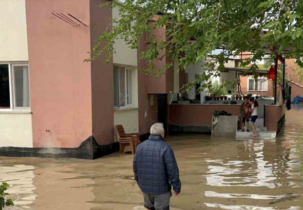 osmaniyede-saganak-etkili-oldu-evleri-ve-tarlalari-su-basti-sW18mSy4