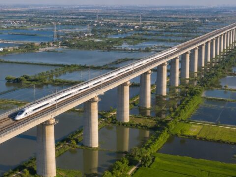 Binlerce beton kolon uzerinde duruyor tam 1648 kilometre boyunca uzaniyor cBWlZzVD