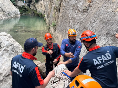 Kayaliklara dusen cocuk 3 saatlik operasyonla kurtarildi vRDUzrbv